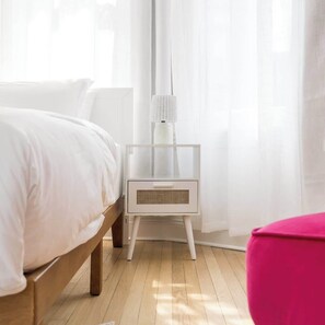 2 bedrooms, iron/ironing board, travel crib, WiFi - Chic Meets Charm In Heart Of Rittenhouse Square (Philadelphia)
