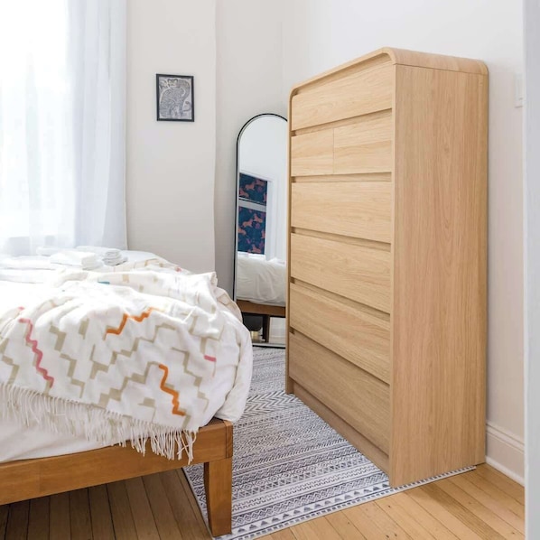 2 bedrooms, iron/ironing board, travel cot, WiFi