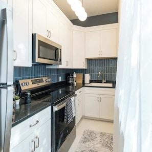Fridge, oven, stovetop, coffee/tea maker