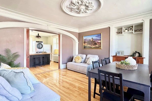 Espace élégant aux couleurs riches, décor stylisé et ambiance chaleureuse pour des rassemblements !