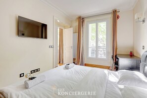 2 chambres, bureau, fer et planche à repasser, lit parapluie