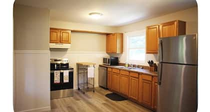 Charming 2-bedroom updated pet-friendly home in Central Salina!