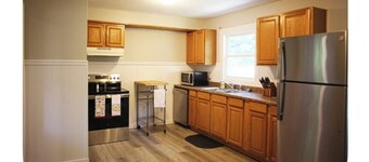 Charming 2-bedroom updated pet-friendly home in Central Salina!