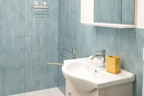 Douche, sèche-cheveux, serviettes fournies, savon