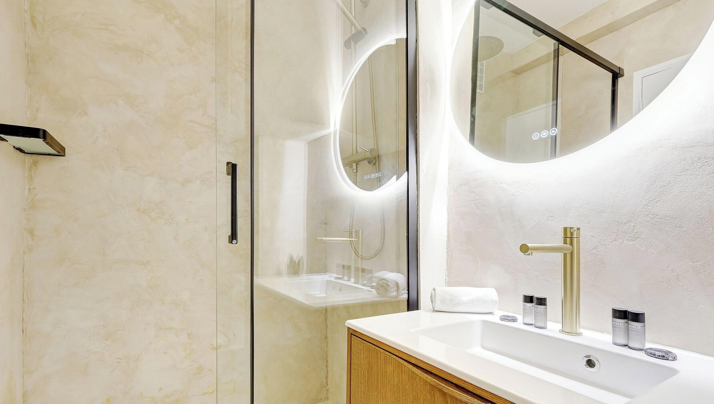 Shower, hair dryer, towels, shampoo