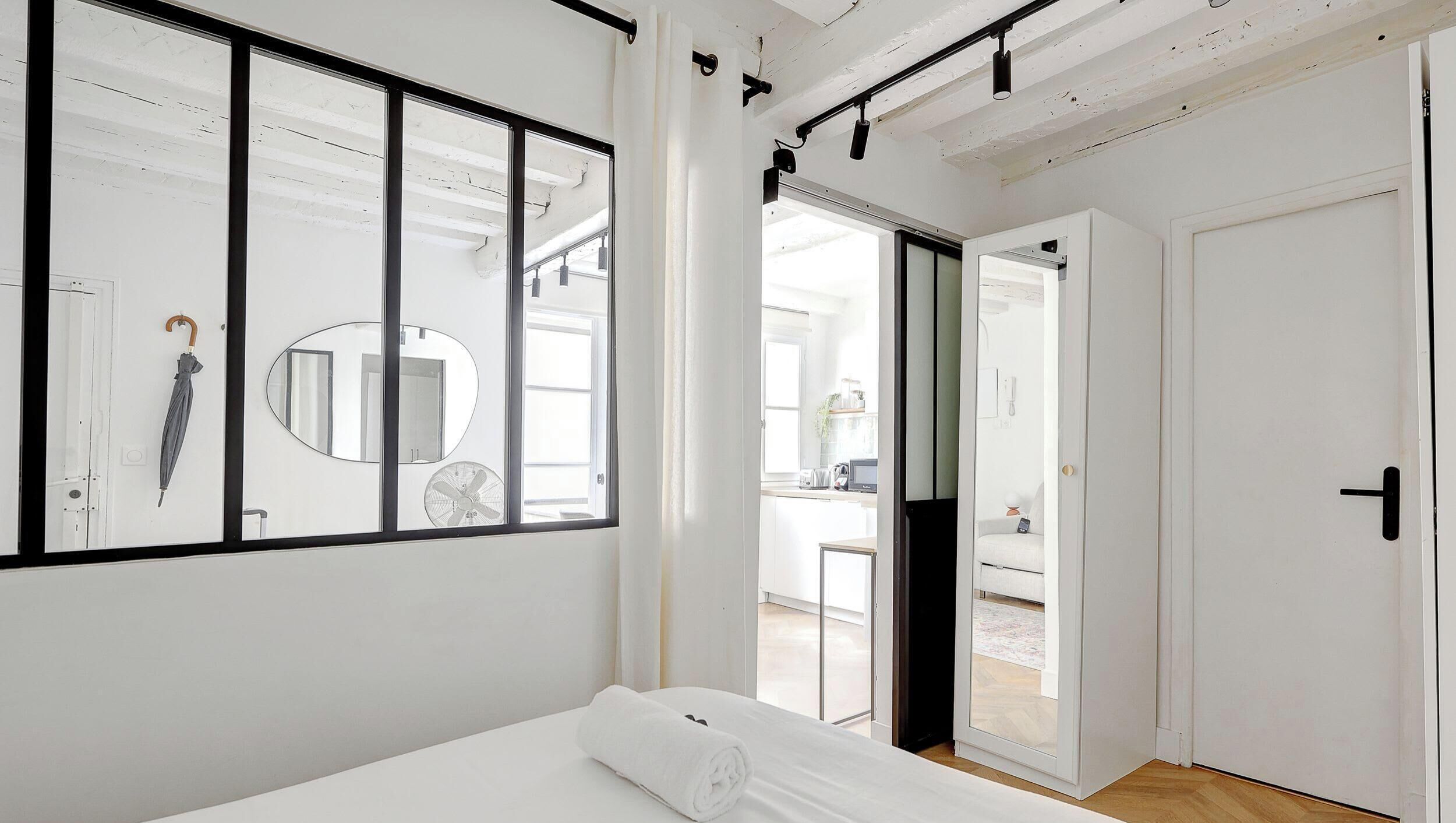 1 habitación, tabla de planchar con plancha, cuna de viaje y wifi 