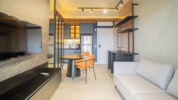 Apartamento básico | Área de estar | Smart TV 32 polegadas com canais digitais