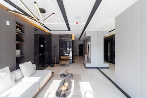 A modern living room with a sofa, a coffee table, and a fireplace. - Relaxing and Complete Stay in a Building With Pool VPD (Florianópolis)