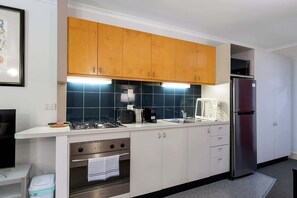 Kühlschrank, Mikrowelle, Ofen, Wasserkocher mit Kaffee-/Teezubehör