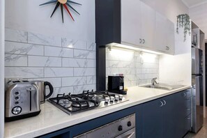 Geladeira, micro-ondas, fogão, cooktop