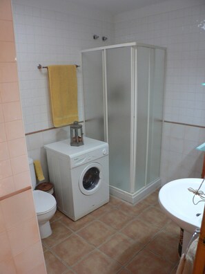 Serviettes fournies, savon, papier toilette