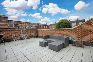 Outdoor dining - Stylish 1BD with Sunny Terrace, Honor Oak Park (Greater London)