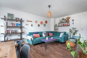 TV, offices - Stylish 1BD with Sunny Terrace, Honor Oak Park (Greater London)