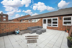 Outdoor dining - Stylish 1BD with Sunny Terrace, Honor Oak Park (Greater London)
