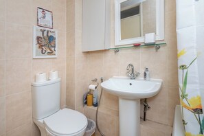 Shower - Stylish 1BD with Sunny Terrace, Honor Oak Park (Greater London)