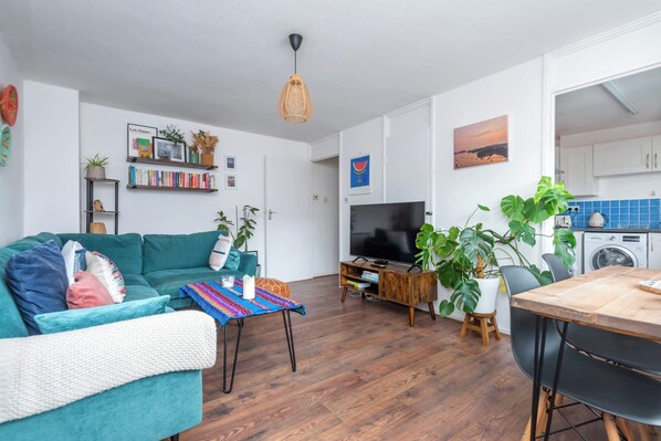 Una televisión, una oficina