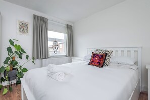 1 bedroom, internet, bed sheets - Stylish 1BD with Sunny Terrace, Honor Oak Park (Greater London)