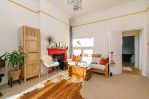 Unclassified image, 5 of 12, button