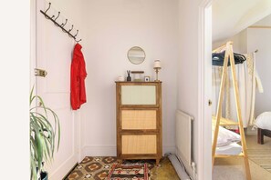 2 bedrooms, internet, bed sheets - Stylish 2-Bed Flat with Balcony & Garden, Haringey (Greater London)