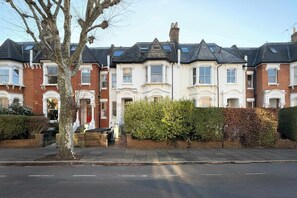 Exterior - Stylish 2-Bed Flat with Balcony & Garden, Haringey (Greater London)