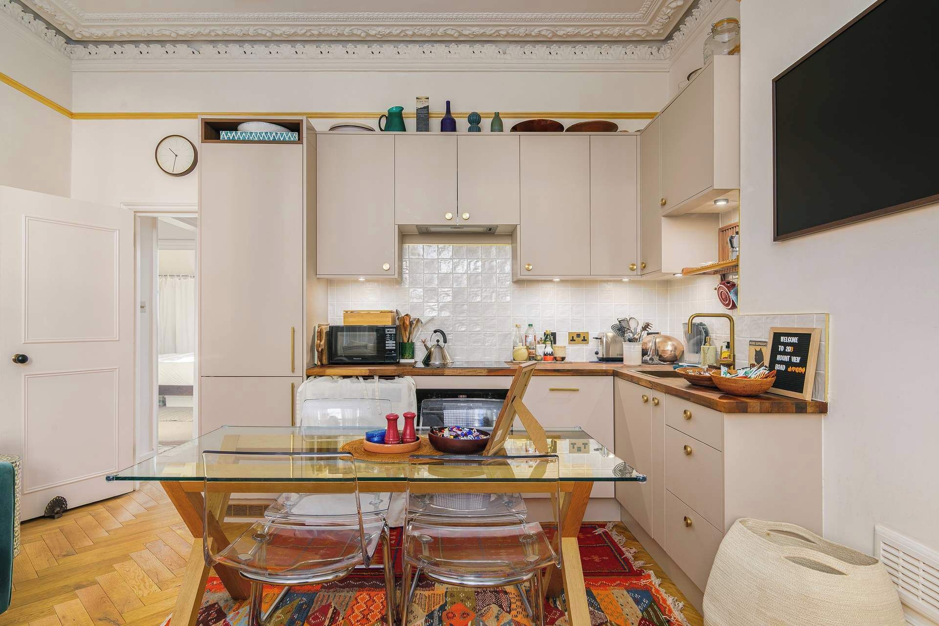 Kylskåp, mikrovågsugn, ugn och spishäll