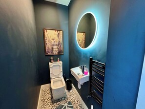 Unclassified image, 4 of 21, button