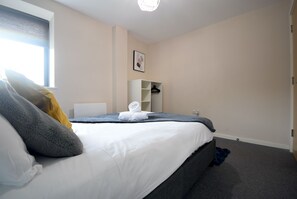 Room - Sandringham Ground Floor Apt | Dbl Bed & Parking (Greater Manchester)
