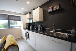 Private kitchen - Sandringham Ground Floor Apt | Dbl Bed & Parking (Greater Manchester)