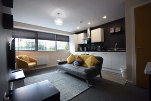 TV - Sandringham Ground Floor Apt | Dbl Bed & Parking (Greater Manchester)
