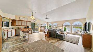 Een smart-tv en boeken