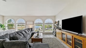 Een smart-tv en boeken