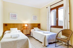 3 bedrooms, iron/ironing board, internet, bed sheets