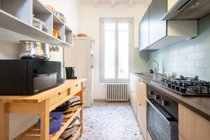 Réfrigérateur, micro-ondes, plaque de cuisson, lave-vaisselle