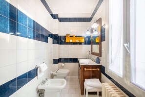 Shower, bidet, towels