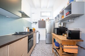 Jääkaappi, mikroaaltouuni, liesi, astianpesukone