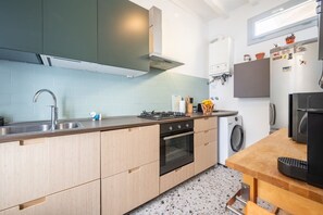 Kühlschrank, Mikrowelle, Herdplatte, Geschirrspüler