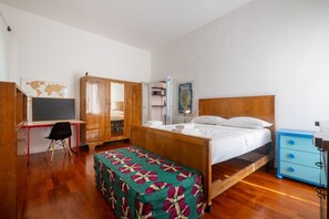 3 chambres, fer et planche à repasser