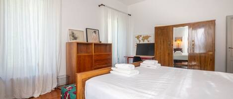 3 bedrooms, iron/ironing board