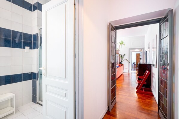 Interior - GuestHost - Spacious and bright 105 sqm apartment, accommodating up to 6 people, located on the second floor of a building without an elevator.The property is located in Parma's Oltretorrente neighborhood, a quiet residential area with plenty of amenitie (Parma PR)