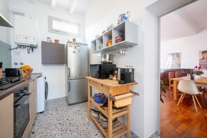 Fridge, microwave, stovetop, dishwasher
