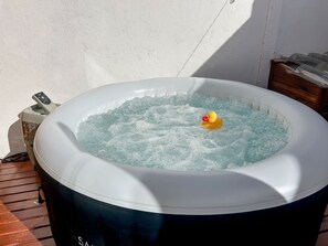 Comfort Studio | Outdoor spa tub