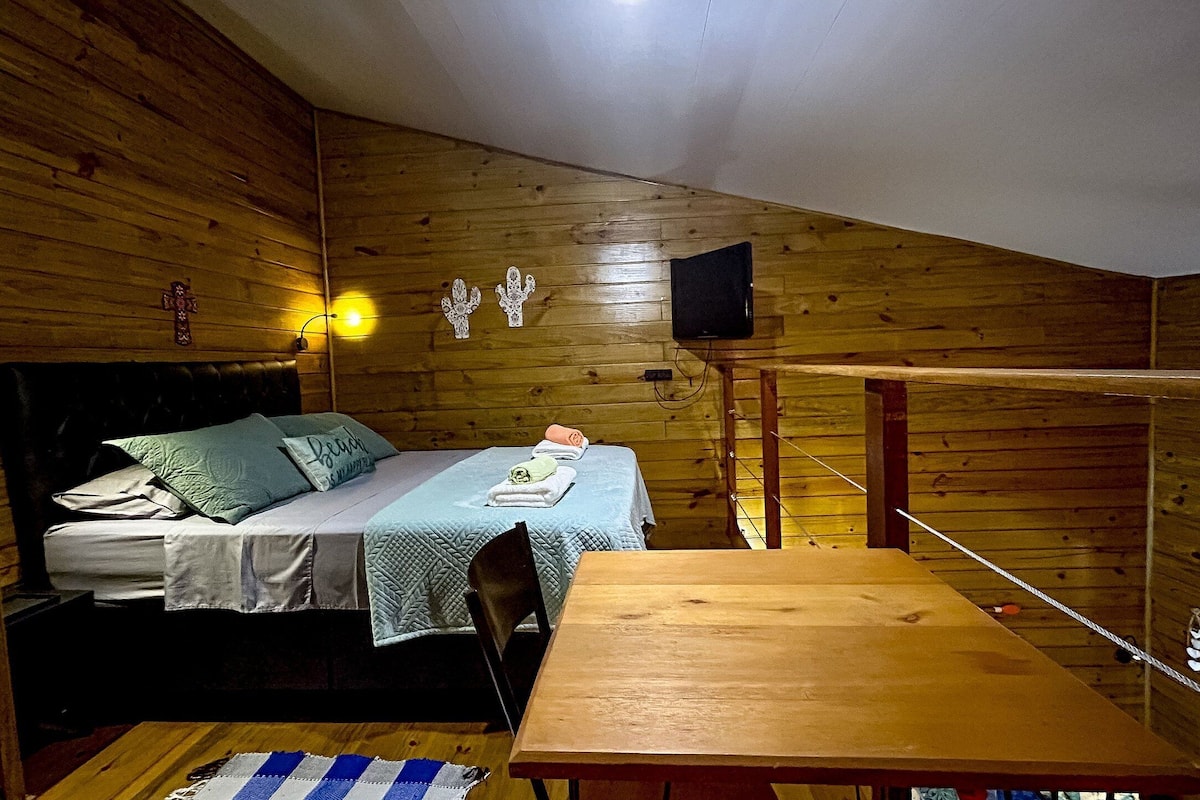 Estudi | Cortines opaques, planxa i posts de planxar i wifi gratuïta