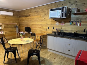 Loft conforto | Cozinha privada | Frigobar, micro-ondas, cooktop, talheres/pratos/utensílios de cozinha