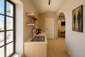 Kühlschrank, Mikrowelle, Herdplatte, Kochgeschirr/Geschirr/Besteck
