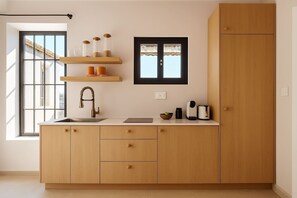 Kühlschrank, Mikrowelle, Herdplatte, Kochgeschirr/Geschirr/Besteck