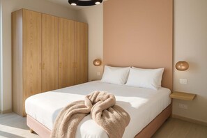 1 chambre, bureau, fer et planche à repasser, lit de bébé portatif