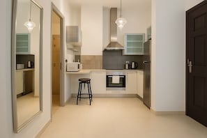Frigorifero, microonde, forno, piano cottura