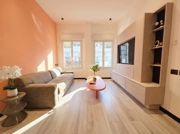 TV, offices - Rothschild Stylish 1BR & Balcony | By SweetyGuest (Tel Aviv-Yafo)