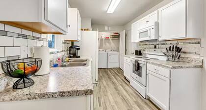3 Bedroom Home - Near Mall & Hospital - Free Parking & Wifi
