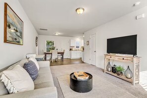 TV - Pet-Friendly 3BR, Winston-Salem, BBQ+Free Parking (Winston-Salem)